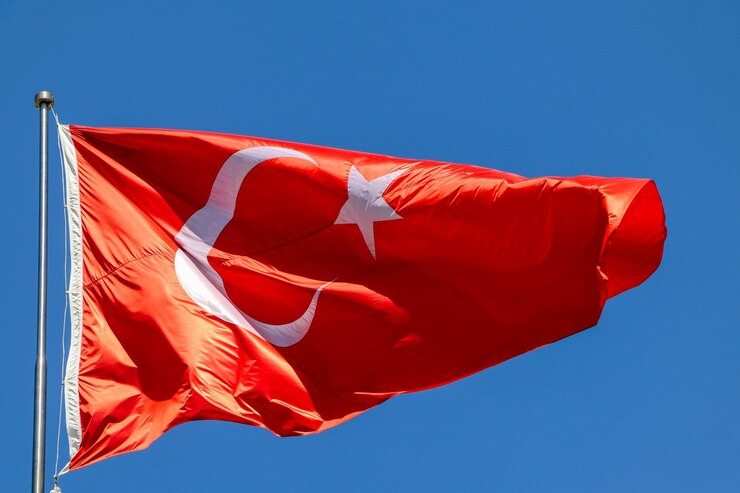 Foto bandeira turca agitando fundo do céubandeira com símbolo de estrela e crescente