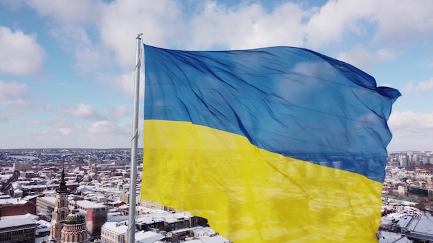 Bandeira ucraniana ao vento Azul bandeira amarela na cidade de Kharkov