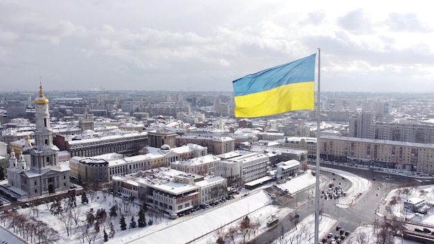 Bandeira ucraniana ao vento Azul bandeira amarela na cidade de Kharkov