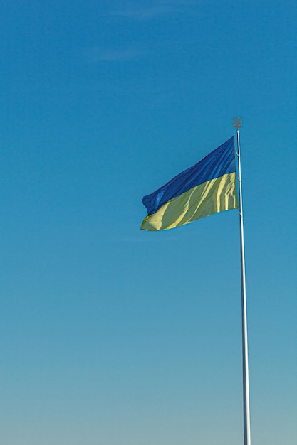 Bandeira ucraniana contra o céu azul