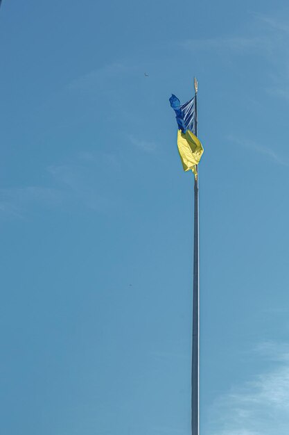 Bandeira ucraniana contra o céu azul