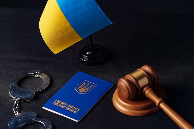Bandeira ucraniana e algemas no conceito de fundo negro de crime e justiça no país