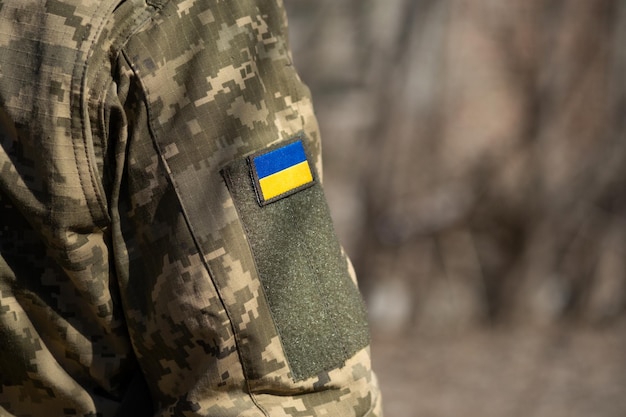 Bandeira ucraniana em uma guerra de uniforme militar Soldado das Forças Armadas da Ucrânia Macro de defesa territorial