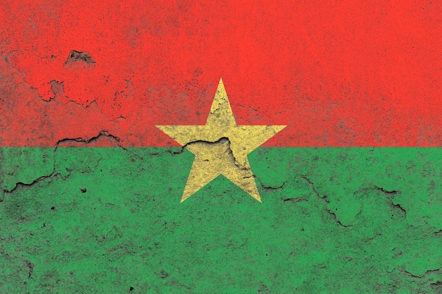 Bandeira velha angustiada de burkina faso em uma superfície de parede de concreto