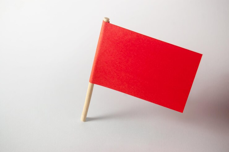 Foto bandeira vermelha em branco em miniatura pronta para uma bandeira de papel de mensagem isolada no fundo branco