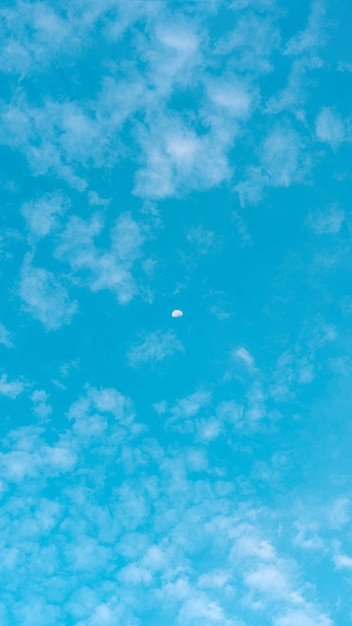 BANDEIRA VERTICAL Atmosfera panorama nuvens brancas azul céu azul Fundo verão liberdade ao ar livre