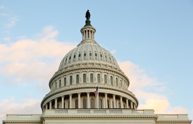 Bandeira voa em frente ao capitólio em dc