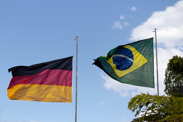 Bandeiras alemãs e brasileiras voando ao vento