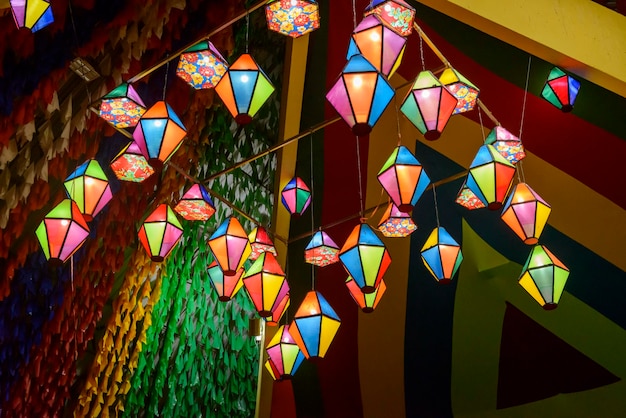 Bandeiras coloridas e balão decorativo festa de São João que acontece no nordeste do Brasil