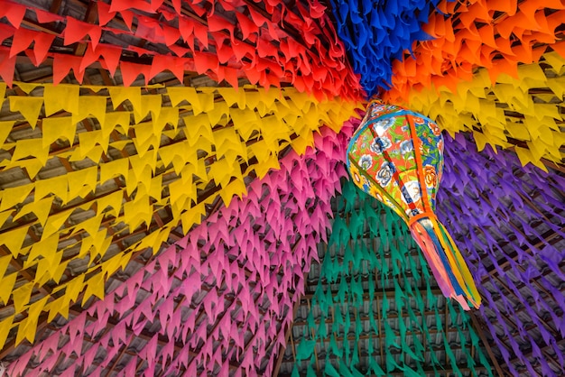 Foto bandeiras coloridas e balão decorativo para a festa de são joão no nordeste do brasil