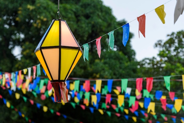 Bandeiras coloridas e balão decorativo para a festa de são joão no nordeste do brasil