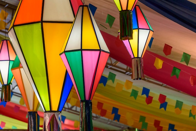 Foto bandeiras coloridas e balão decorativo para a festa de são joão no nordeste do brasil