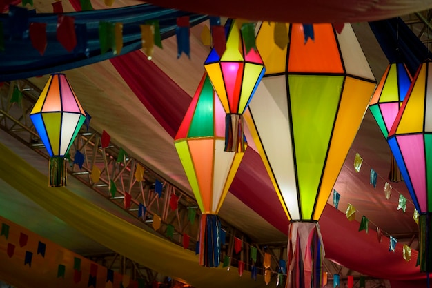 Foto bandeiras coloridas e balão decorativo para a festa de são joão no nordeste do brasil