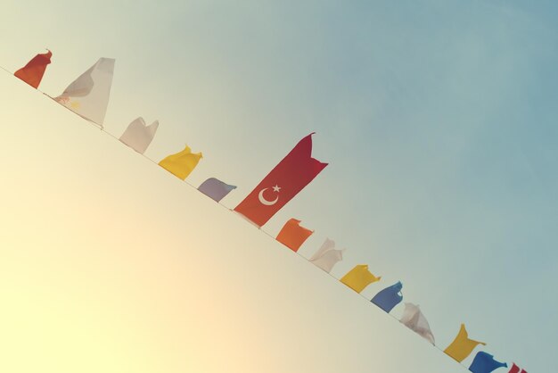 Bandeiras coloridas em uma corda contra o céu