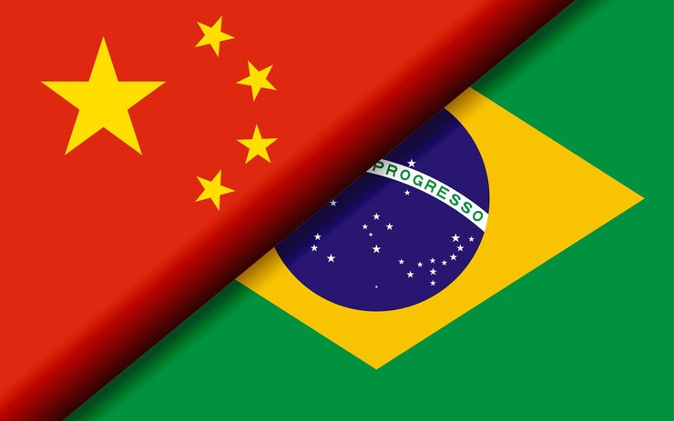 Bandeiras da China e do Brasil divididas diagonalmente