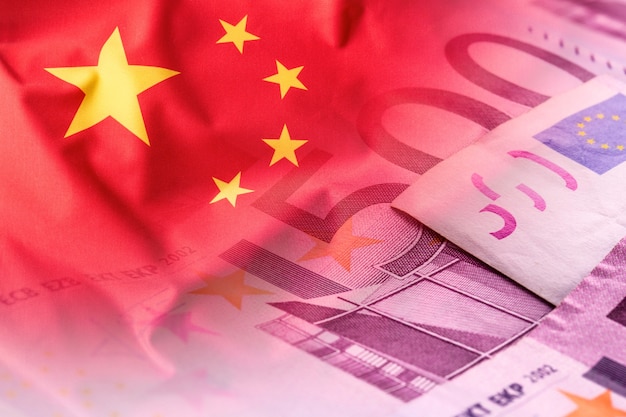 Bandeiras da China e notas de euro.