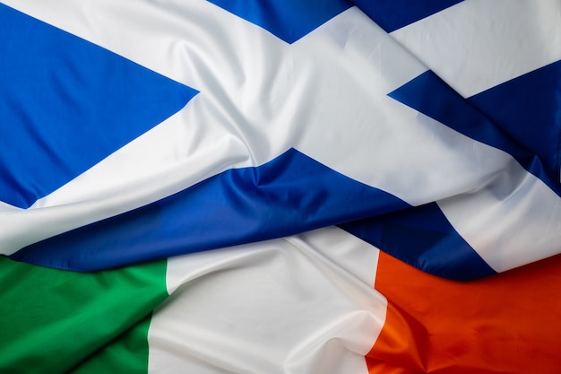 Bandeiras da escócia e da irlanda dobradas juntas
