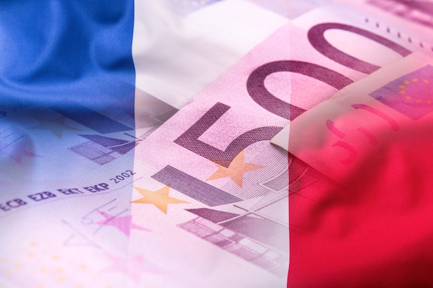 Bandeiras da França e notas de euro.