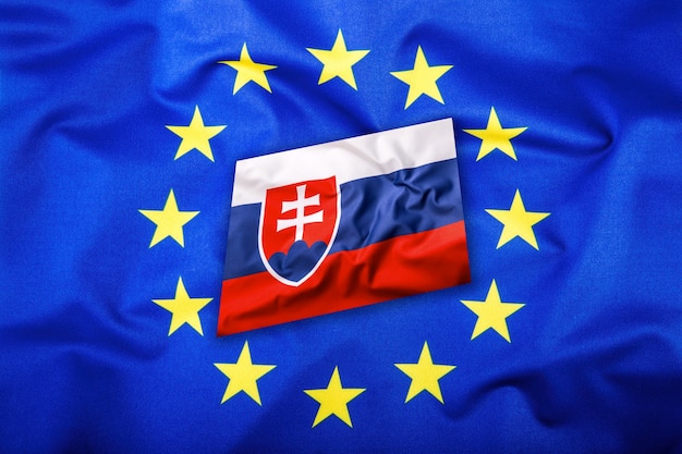 Foto bandeiras da república eslovaca e da união europeia. bandeira da eslováquia e bandeira da ue. bandeira dentro de estrelas. conceito de bandeira do mundo.