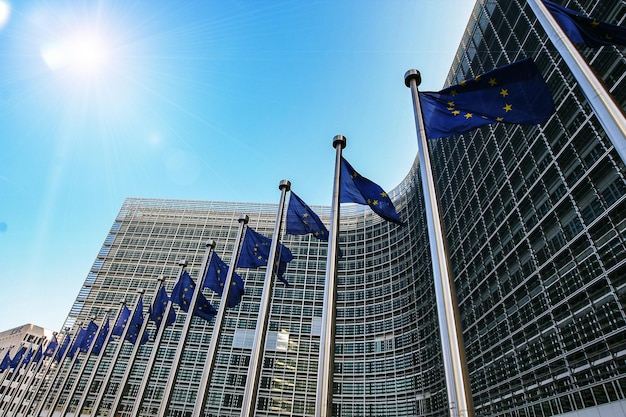 Foto bandeiras da ue acenando em frente ao edifício do parlamento europeu em bruxelas, bélgica