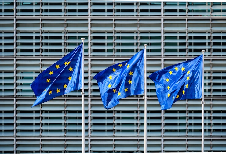 Foto bandeiras da ue em frente à comissão europeia