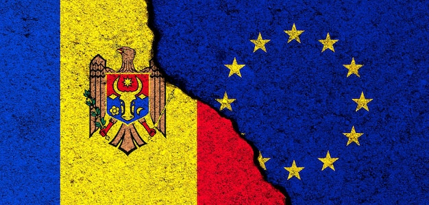 Bandeiras da União Europeia e da Moldávia Relações parceria e diplomacia Conceito de conflito e liberdade Foto da bandeira da aliança da UE
