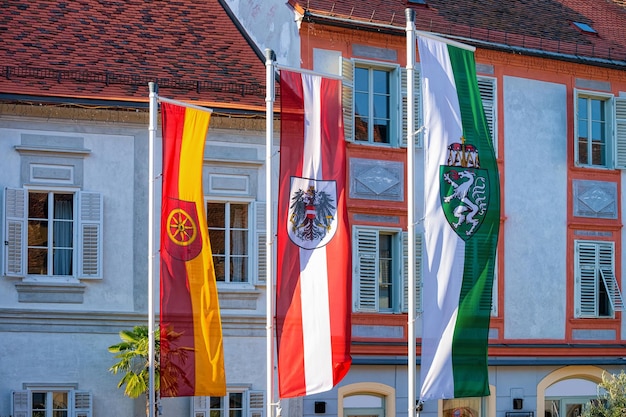 Bandeiras da Áustria e Estíria e Bad Radkersburg com armas de casaco em estilo vintage. Vermelho real em branco com águia e verde e branco com dragão. Crista de forma simples. Quadro decorativo. Heráldica da coroa