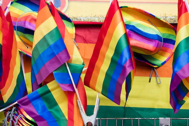 Bandeiras de arco-íris gays em uma marcha do orgulho gay LGBT em Londres