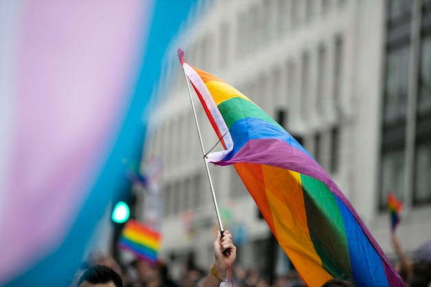 Foto bandeiras de arco-íris lgbtq do orgulho gay sendo acenadas no ar em um evento de orgulho