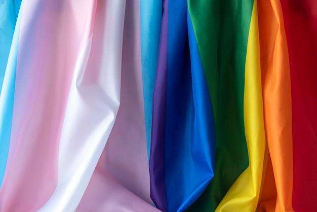 Bandeiras de arco-íris para transgêneros e gays, bandeira lgbt e do orgulho de transgêneros como pano de fundo