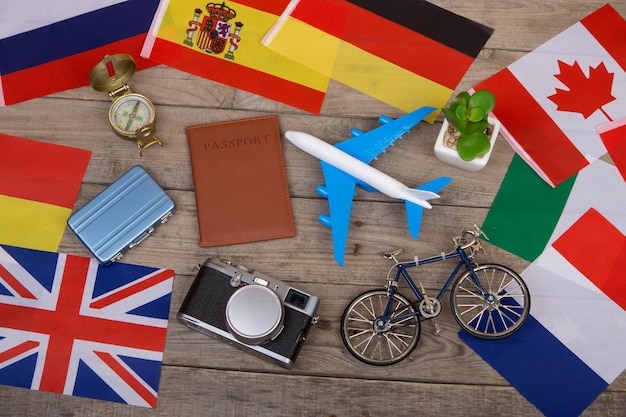 Bandeiras de câmera de passaporte de tempo de viagem de diferentes países modelo de avião pequena bicicleta e bússola de mala