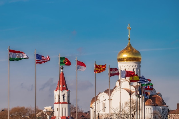 Bandeiras de diferentes países no fundo da Igreja Ortodoxa