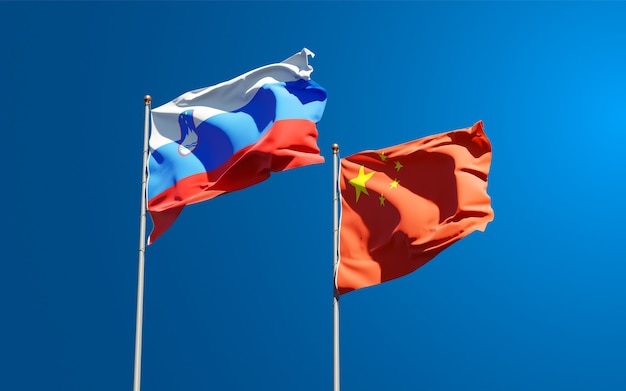 bandeiras de estados nacionais da Eslovênia e da China juntas