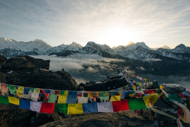 Foto bandeiras de oração budistas nas montanhas do himalaia, área do acampamento base de annapurna, no nepal.
