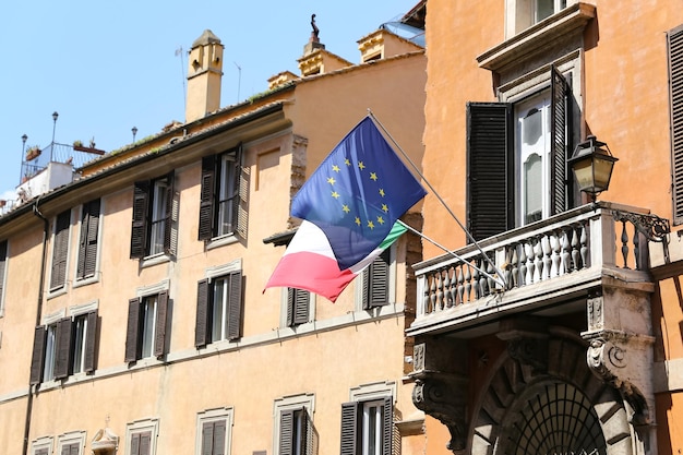 Bandeiras em um edifício em Roma Itália