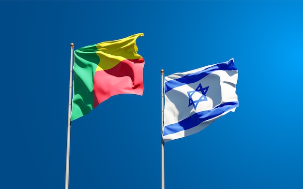 bandeiras estaduais de Israel e Benin juntas no fundo do céu