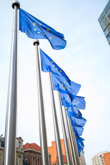 Bandeiras europeias em frente ao edifício berlaymont em bruxelas