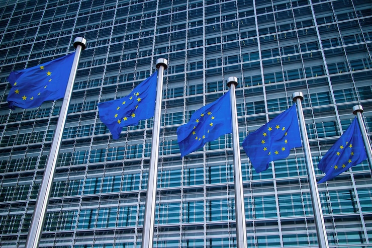 Foto bandeiras europeias em frente ao edifício berlaymont