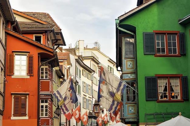 Bandeiras na rua pedonal Augustinergasse no centro de Zurique, Suíça