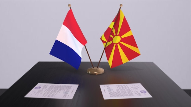 Bandeiras nacionais da Macedônia do Norte e da França sobre a mesa na sala de conferências diplomáticas Acordo político