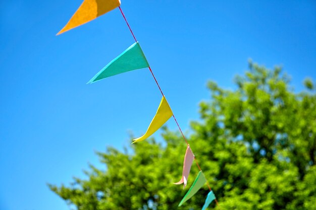 Bandeiras triangulares coloridas do festival ao ar livre