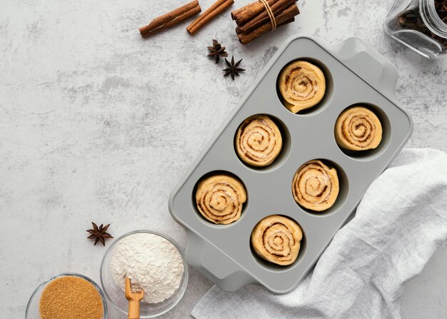 Foto la bandeja de arriba con los deliciosos rollos de canela