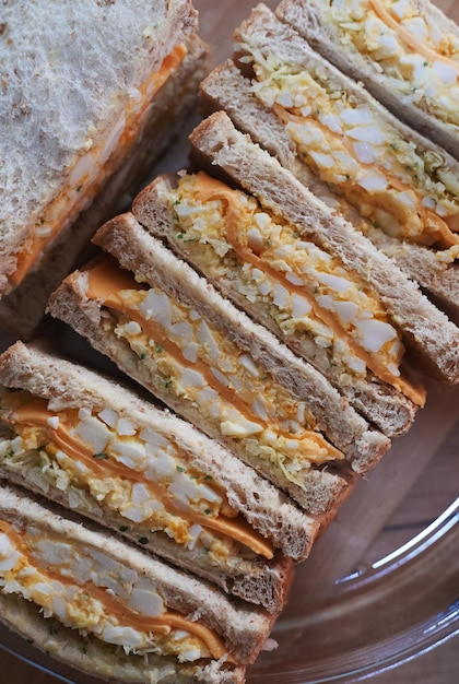 Una bandeja de bocadillos con la palabra macarrones