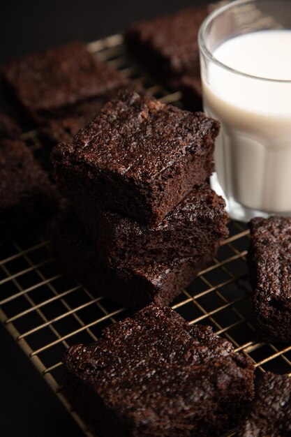 Foto una bandeja de brownies con una sustancia blanca en el medio