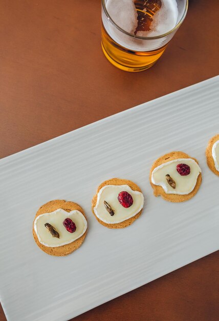 Foto bandeja de canapés con grillos