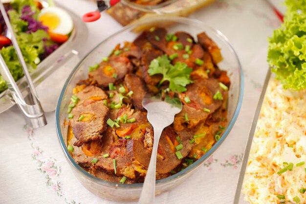 Foto bandeja de carne llena de verduras listas para servir