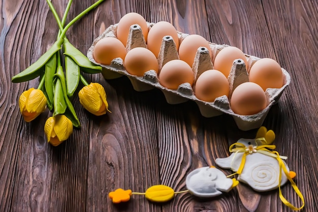 Bandeja de cartón con huevos de Pascua en una mesa de madera