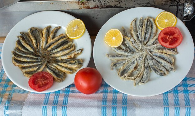 Bandeja com anchovas prontas para fritar