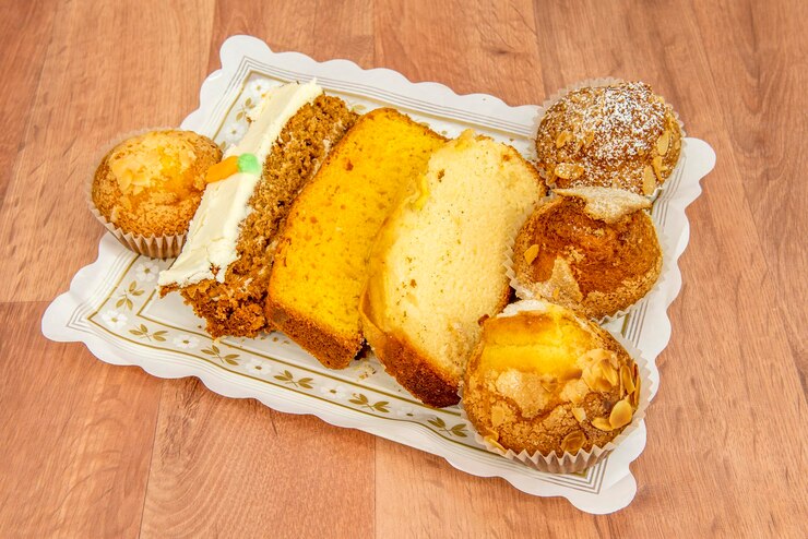 Foto bandeja com bolos variados e muffins