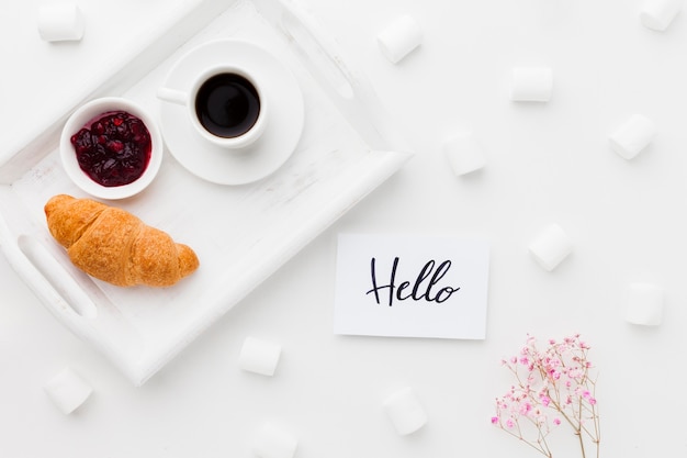 Foto bandeja com café da manhã e marshmallow